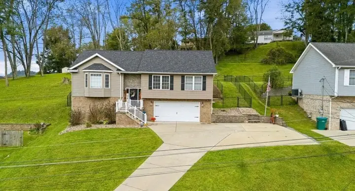 8 Coolview Ln, Bridgeport, WV